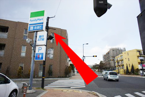 左手にファミリーマートをまっすぐ