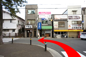 踏み切りをわたって、突き当たりを左へ